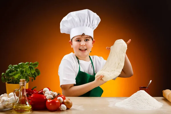 Boy Pizza Hamur Yapmak — Stok fotoğraf