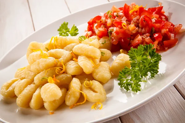 Gnocchi Domates Salatası Ile — Stok fotoğraf