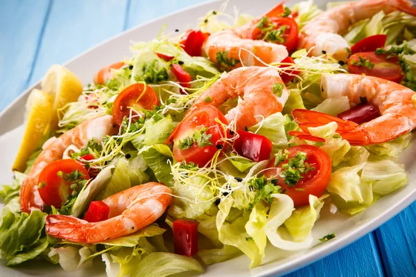 Salade Met Garnalen Houten Tafel — Stockfoto