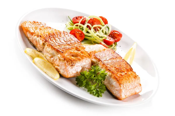 Gegrilde Zalm Groenten Witte Achtergrond — Stockfoto