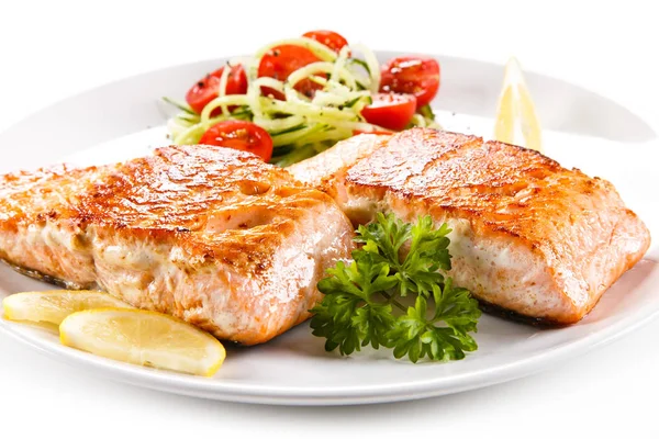 白色背景烤鲑鱼和蔬菜 — 图库照片