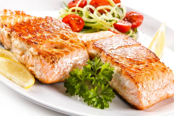 Gegrillter Lachs Und Gemüse Auf Weißem Hintergrund — Stockfoto