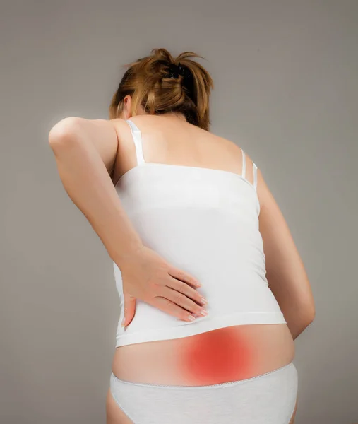 背中の痛みをマッサージ女性 — ストック写真
