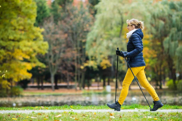 Nordic Walking Středního Věku Žena Pracující Městském Parku — Stock fotografie
