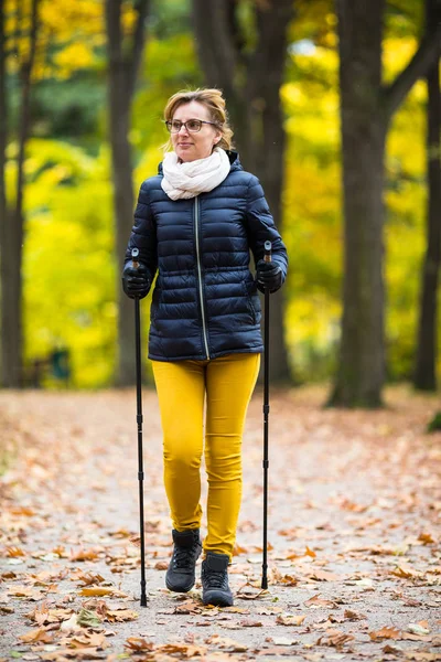 Nordic Walking Женщина Среднего Возраста Тренирующаяся Городском Парке — стоковое фото