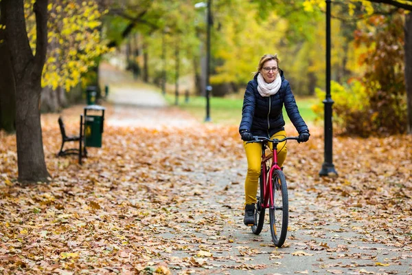 城市自行车 骑着自行车在城市公园中的女人 — 图库照片
