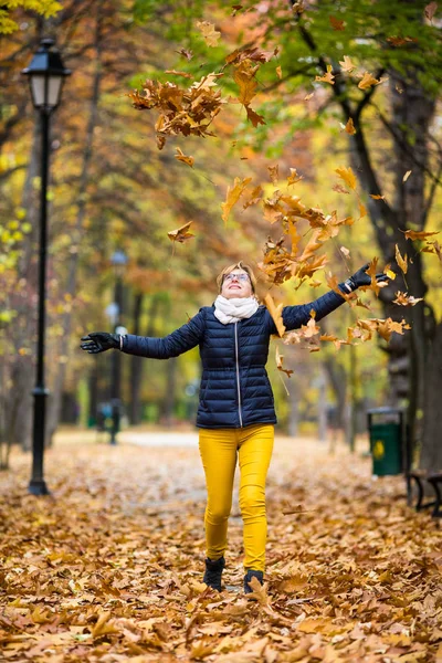 Middle Age Woman Walking City Park — Stock Photo, Image