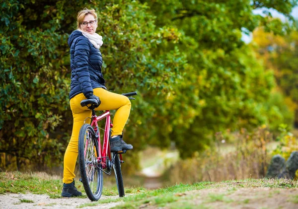 Urban Cykling Kvinna Ridning Cykel Stadsparken — Stockfoto