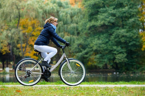 Urban Biking Woman Riding Bike City Park — Stock Photo, Image