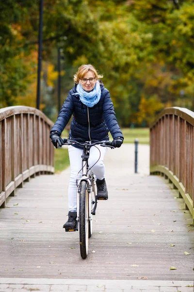 Urban Cykling Kvinna Ridning Cykel Stadsparken — Stockfoto