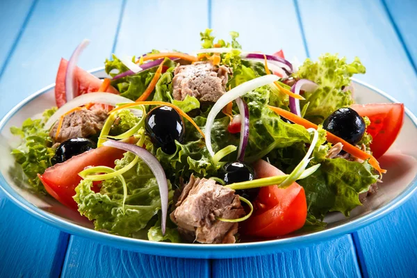 Thunfischsalat Auf Holztisch — Stockfoto