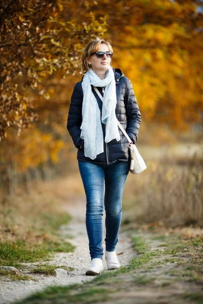 Mujer Mediana Edad Caminando Parque Ciudad — Foto de Stock