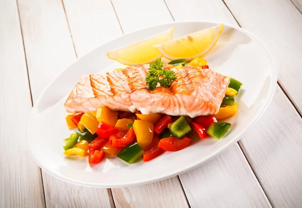 Gebratener Lachs Und Gemüse — Stockfoto