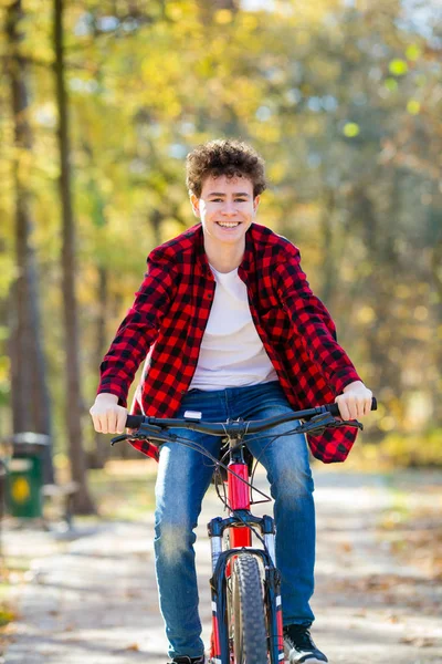 屋外自転車の若い男 — ストック写真