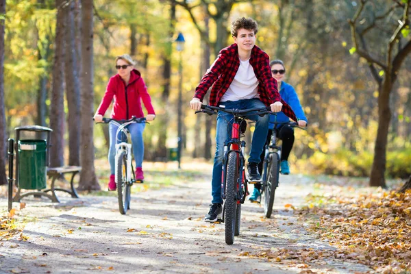 Estilo Vida Saludable Personas Montando Bicicletas Parque Ciudad —  Fotos de Stock