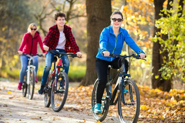 Hälsosam Livsstil Människor Ridning Cyklar Stadsparken — Stockfoto