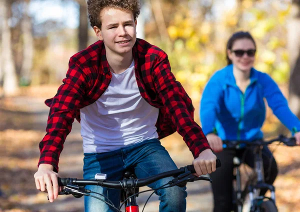 Mode Vie Sain Les Gens Vélo Dans Parc Ville — Photo