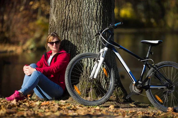 Mujer Descansando Con Bicicleta Parque Ciudad —  Fotos de Stock