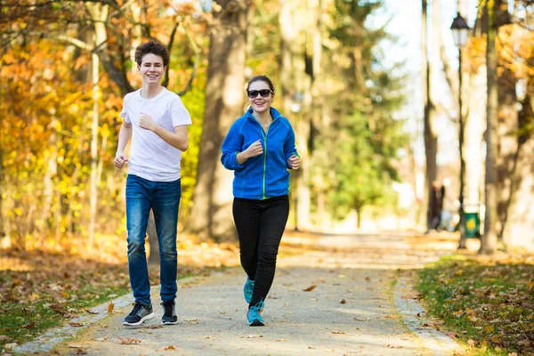 Adolescente Garçon Courir Dans Parc Ville — Photo