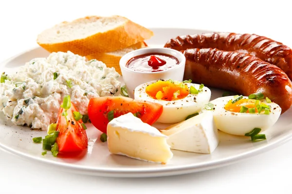 Breakfast Boiled Egg Fried Sausages Cottage Cheese Vegetables — Stock Photo, Image