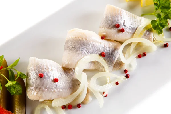 Filetes Arenque Marinados Sobre Fundo Branco — Fotografia de Stock