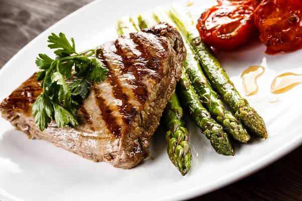 Gegrilde Biefstuk Asperges Houten Tafel — Stockfoto