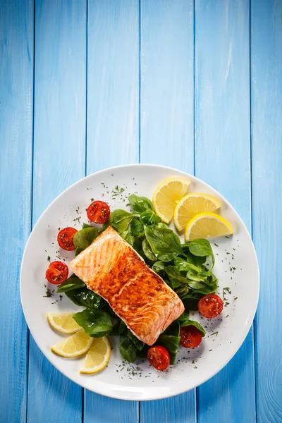 Gegrillter Lachs Und Gemüse Auf Holztisch — Stockfoto