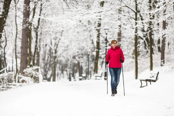 Nordic Walking Женщина Среднего Возраста Тренирующаяся Городском Парке — стоковое фото