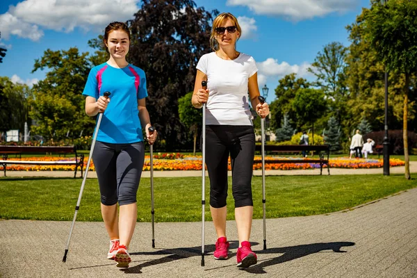 Nordic Walking Активные Люди Тренирующиеся Парке — стоковое фото