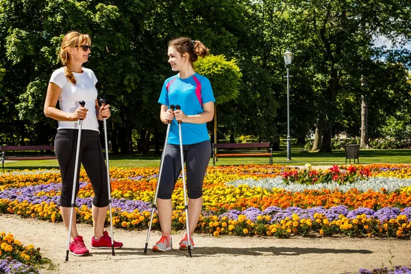 Caminata Nórdica Personas Activas Haciendo Ejercicio Parque — Foto de Stock