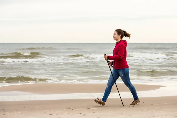 Caminhada Nórdica Jovem Mulher Trabalhando Praia — Fotografia de Stock