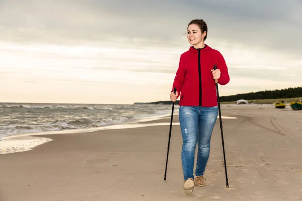 Caminata Nórdica Mujer Joven Haciendo Ejercicio Playa —  Fotos de Stock