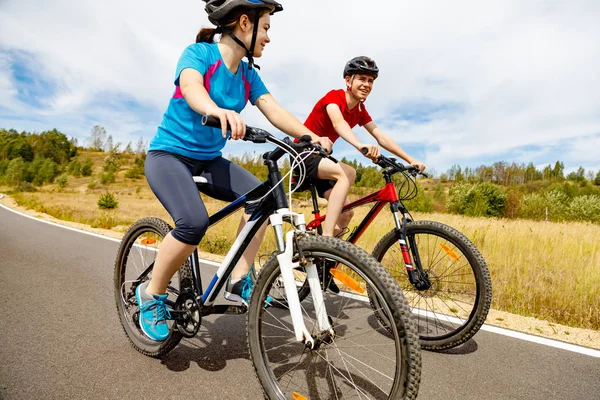 Adolescente Chica Niño Ciclismo — Foto de Stock