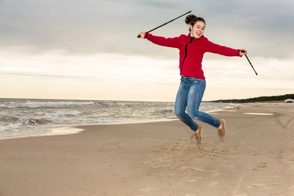 Caminata Nórdica Mujer Joven Haciendo Ejercicio Playa —  Fotos de Stock