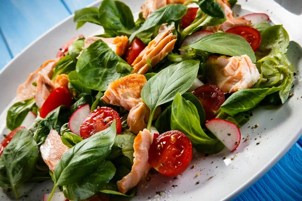 Fish Salad Grilled Salmon Vegetables — Stock Photo, Image