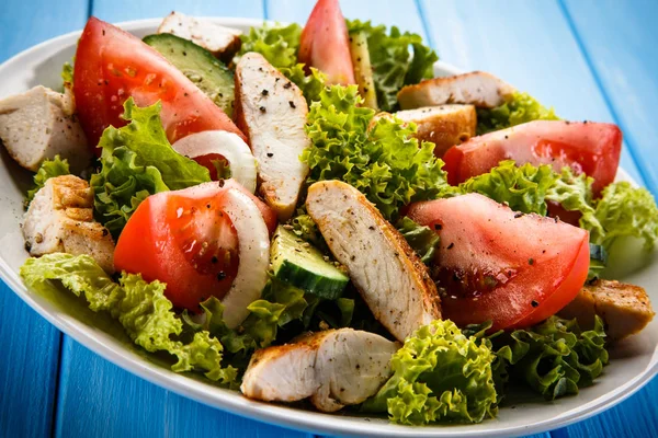 Görög Saláta Grillezett Csirkemell — Stock Fotó