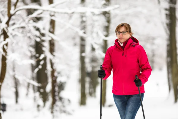 Nordic Walking Frau Mittleren Alters Trainiert Stadtpark — Stockfoto