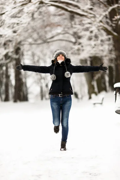 Middelbare Leeftijd Vrouw Wandelen Stadspark — Stockfoto