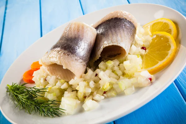 Filetes Arenque Marinados Mesa Madeira — Fotografia de Stock