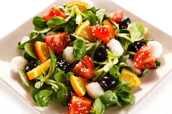 Salada Caprese Sobre Fundo Branco — Fotografia de Stock