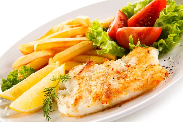 Gebratenes Fischfilet Mit Pommes Frites Auf Weißem Hintergrund — Stockfoto