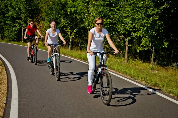 Estilo Vida Saludable Personas Montando Bicicletas Parque Ciudad —  Fotos de Stock