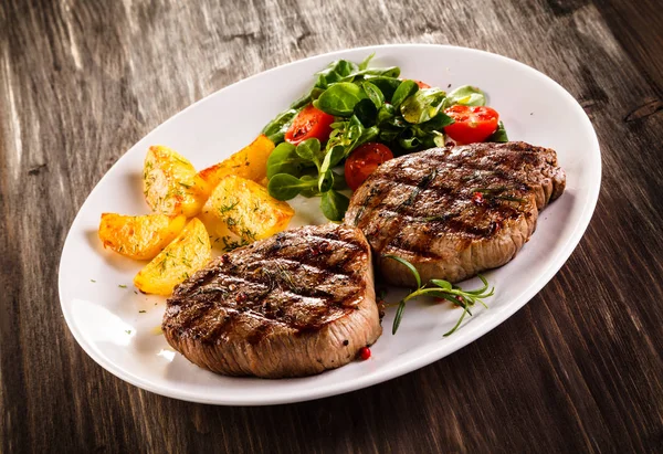 Grilovaný Hovězí Steak Pečenými Bramborami Dřevěný Stůl — Stock fotografie