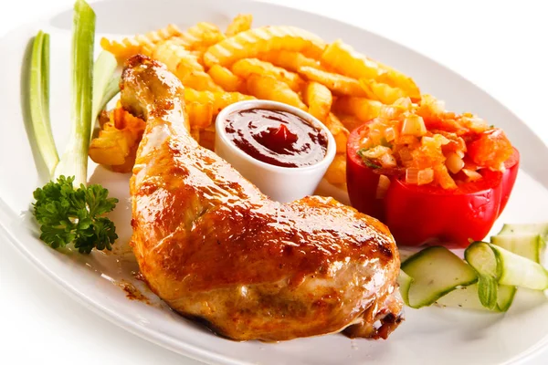 Grillezett Csirkecomb Hasábburgonyával Zöldségek — Stock Fotó