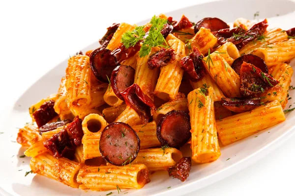 Pasta Mit Würstchen Und Tomatensauce Auf Weißem Hintergrund — Stockfoto