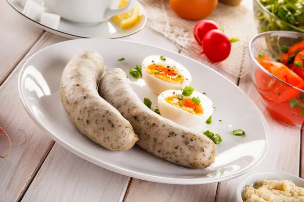 Café Manhã Páscoa Ovos Salsichas Brancas Fervidas Verduras — Fotografia de Stock