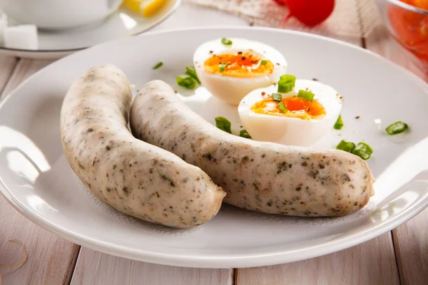 Великодній Сніданок Яйця Варені Білі Ковбаски Овочі — стокове фото