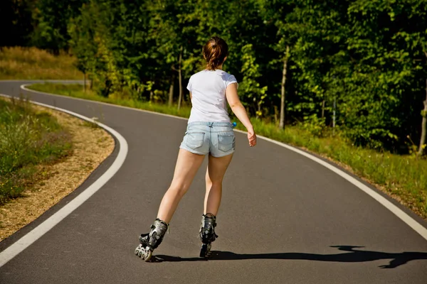 Mädchen Beim Rollschuhfahren Park — Stockfoto