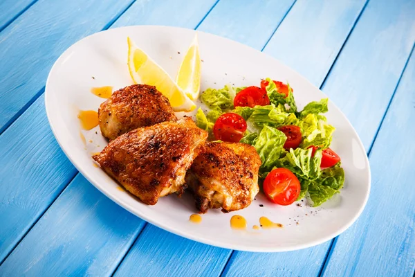 Paha Ayam Panggang Dan Salad Sayuran — Stok Foto