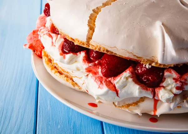 딸기와 파블로 케이크 — 스톡 사진